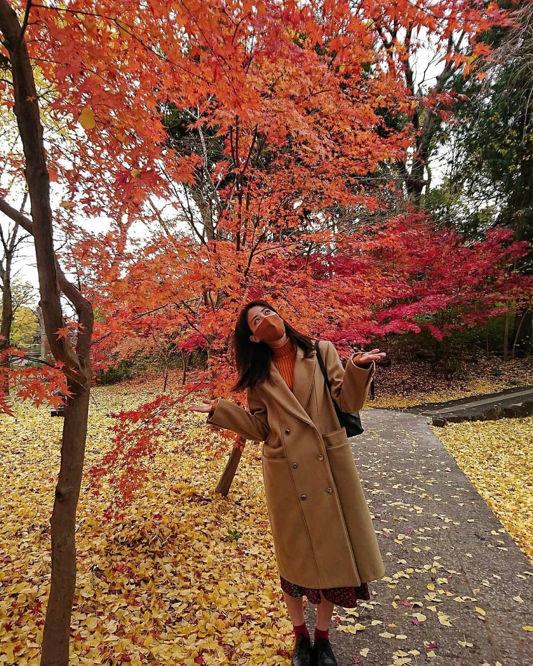 藤井美菜さんのインスタグラム写真 - (藤井美菜Instagram)「. 今年の東京は12月に紅葉が見頃でしたね！ゆっくり紅葉を満喫できました🍁 올해 도쿄는 12월에 단풍이 예뻐졌어요! 여유있게 단풍을 만끽할수 있었어요🍁 I enjoyed beautiful autumn leaves 2 days ago!! It’s especially late to see autumn leaves in December🍁  Coat.. @maisonkitsune  Tops.. @lecielbleu_official  Skirt.. @marni  Shoes.. @drmartensofficial  Bag.. @marcjacobs   #紅葉#黄葉#紅葉狩り#休日#紅葉2020#美菜私服#단풍#일상#일상스타그램#autumnleaves#ootd」12月16日 21時22分 - fujii_mina_0715