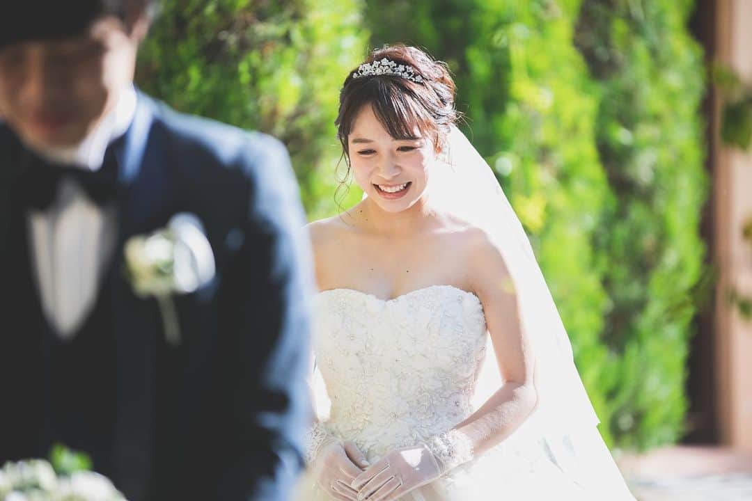 ヴィラデマリアージュさいたまのインスタグラム：「南フランス結婚式の街﻿ ﻿ 青空の下でのファーストミート✨﻿ ﻿ ちょっとドキドキした新婦様の表情が﻿ とっても可愛らしかったです♡﻿ 　﻿ ﻿ ブライダルフェアのご予約は﻿ InstagramのDM・プロフィール欄URLヴィラデマリアージュの公式ホームページにて﻿ ﻿ ﻿ #villasdesmariages#ヴィラデマリアージュ#ヴィラデマリアージュさいたま#結婚式レポート#結婚式場#ウェディング#wedding#ブライダルフェア#2021年夏婚#2021年秋婚﻿ #式場見学#大宮結婚式場#結婚式場探し#式場探し#南フランス#コンセプトウェディング#ガーデンウェディング#プレ花嫁#プレ花嫁準備#プレ花嫁さんと繋がりたい#卒花嫁#卒花嫁レポ#卒花嫁さんと繋がりたい#さいたま#さいたま結婚式場」
