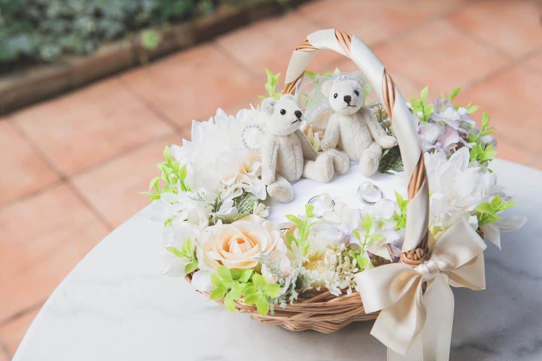 ヴィラデマリアージュさいたまのインスタグラム：「南フランス結婚式の街﻿ ﻿ ご新婦様のお母様てづくりの リングピロー💍  結婚式はたくさんの大切な方々にお祝いされ 家族との絆を改めて感じ 感謝を伝えられる日  おふたりと家族の想いがつまった Bon Mariage... ﻿ ﻿ ﻿ ブライダルフェアのご予約は﻿ InstagramのDM・プロフィール欄URLヴィラデマリアージュの公式ホームページにて随時行っております﻿ ﻿ ﻿ ﻿ #villasdesmariages#ヴィラデマリアージュ#ヴィラデマリアージュさいたま#結婚式レポート#結婚式場#ウェディング#wedding#ブライダルフェア ﻿ #式場見学#大宮結婚式場#結婚式場探し#式場探し#南フランス#コンセプトウェディング#ガーデンウェディング#プレ花嫁#プレ花嫁準備#プレ花嫁さんと繋がりたい#卒花嫁#卒花嫁レポ#卒花嫁さんと繋がりたい#さいたま#さいたま結婚式場#maisondeblanche_saitama」