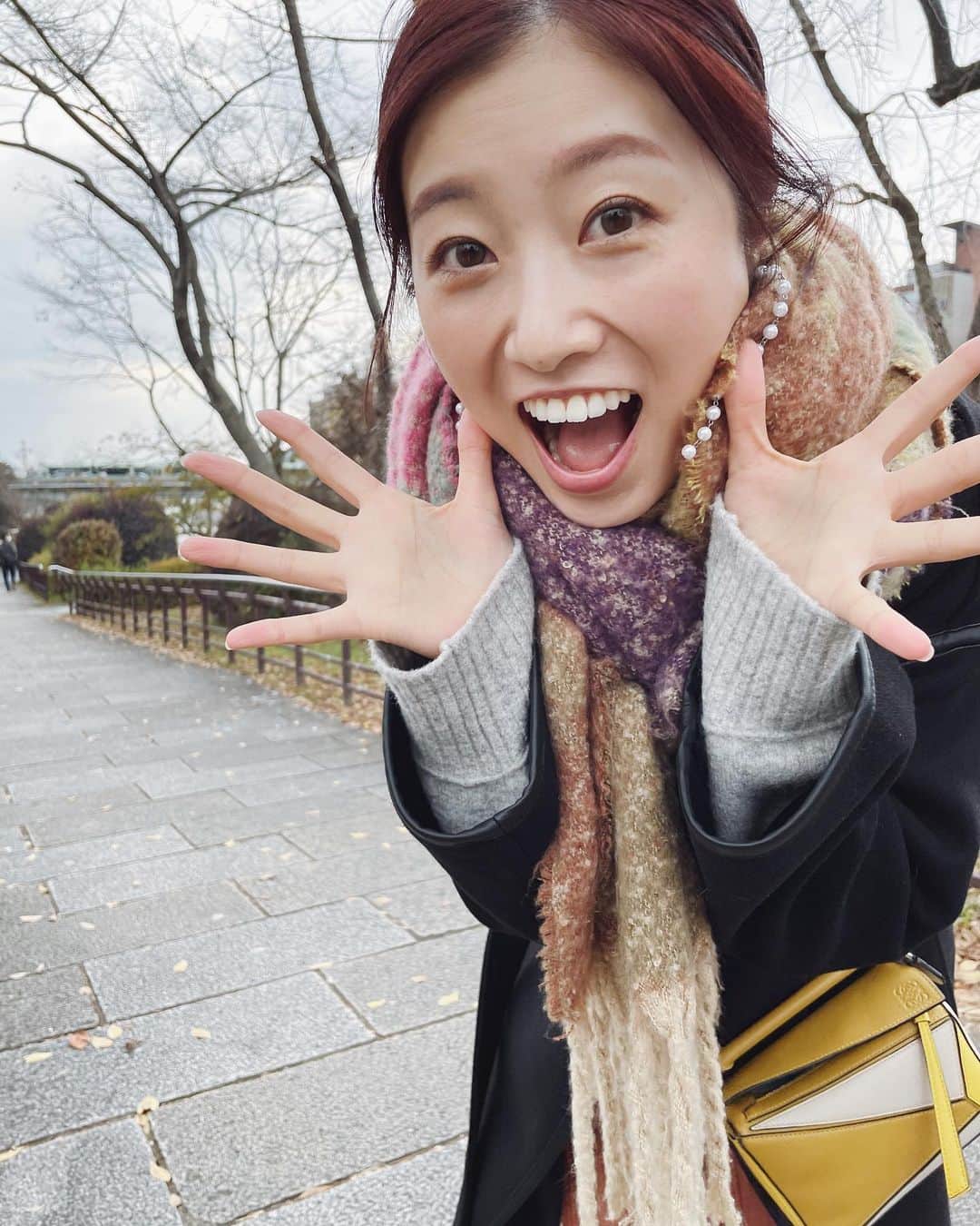 福井千佳さんのインスタグラム写真 - (福井千佳Instagram)「. . 🙌 . . . 静止画でも煩い。 顔のシワ🤣 . #冬旅#フレームイン#散歩 . . 明日の撮影も、頑張ろ楽しもう♡ . #model#fashionmodel#모델#和装モデル#webモデル#関西モデル#東京モデル#partsmodel#作品撮り#フリーランス#freelance#福井千佳#chika_fukui#インフルエンサー#beauty#followme#style#おしゃれさんと繋がりたい#picoftheday#japan#handmadeaccessory#ハンドメイドアクセサリー#いいね返し#패션#좋아요#좋아요반사#좋아요환영」12月16日 21時24分 - chika291