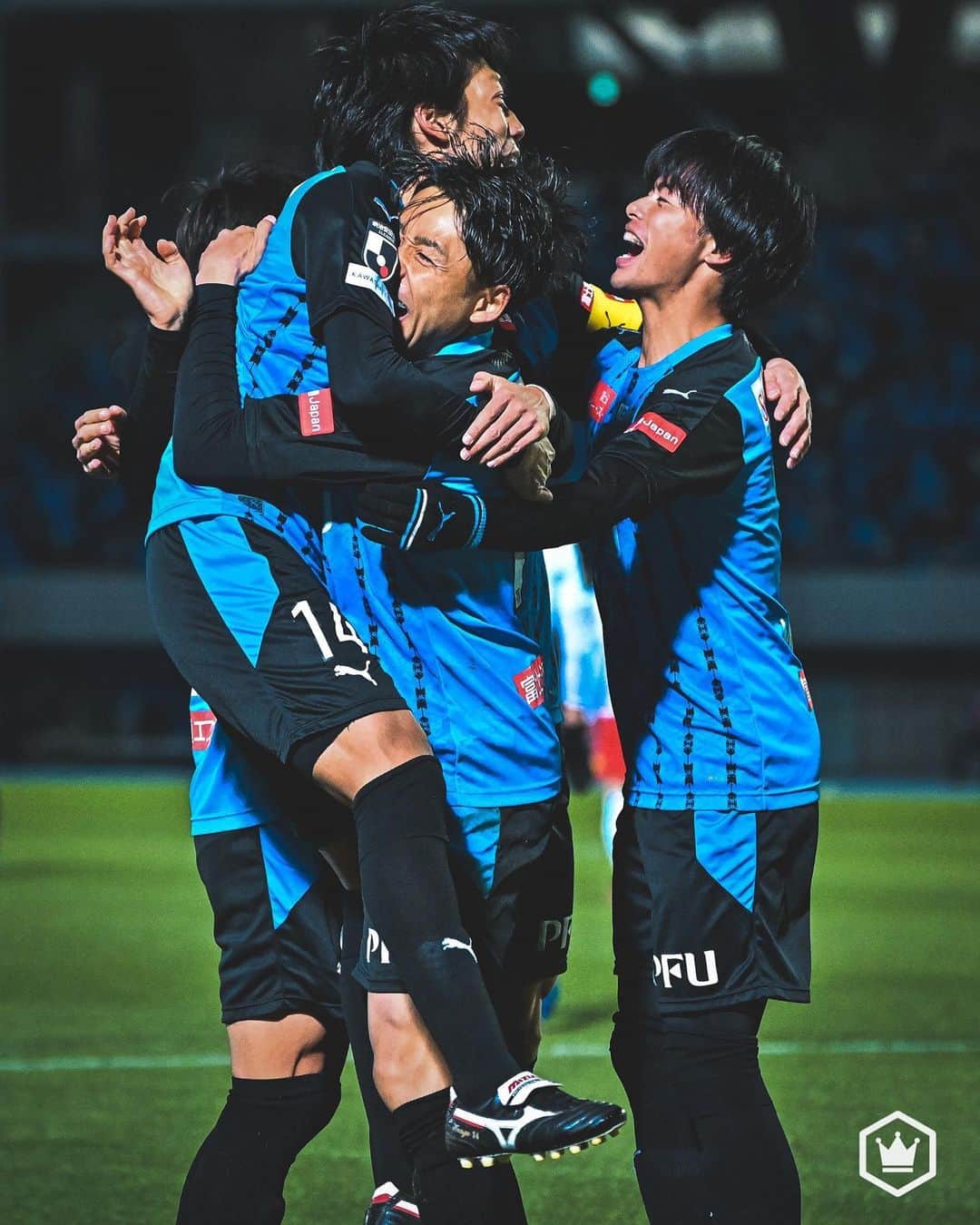 のインスタグラム：「. 中村憲剛→小林悠、阿吽の呼吸でシーズン最多『85』点目 三笘薫は新人最多タイ『13』点目 （2020.12.16）  📷Photo by @shimpeei（SOCCERKING）  #中村憲剛 #OneFourKengo #ケンゴありがとう #小林悠 #三笘薫  #川崎フロンターレ #frontale #Jリーグ #JLeague #J1 #J撮り #football #サッカーキング #⚽️ #サッカー」