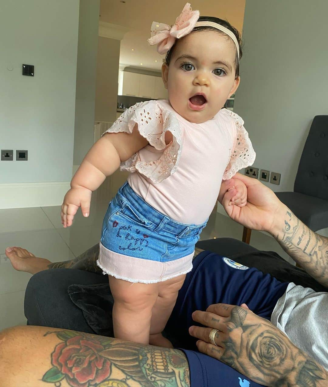 エデルソン・モラレスさんのインスタグラム写真 - (エデルソン・モラレスInstagram)「Parabéns meu amorzinho 🎉  Pelo seu primeiro aninho de Vida 🥰😍 Que papai do céu te abençoe sempre.  Glória a Deus pela sua Saúde 🙏🏻❤️ Papai te ama muito 💙❤️  #gordinhagostosa #loveyou」12月16日 21時30分 - ederson93