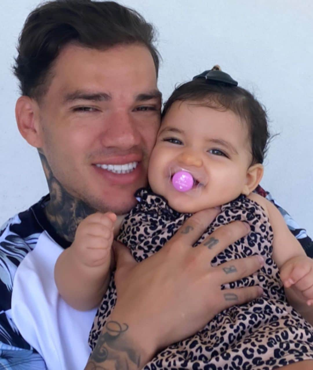 エデルソン・モラレスさんのインスタグラム写真 - (エデルソン・モラレスInstagram)「Parabéns meu amorzinho 🎉  Pelo seu primeiro aninho de Vida 🥰😍 Que papai do céu te abençoe sempre.  Glória a Deus pela sua Saúde 🙏🏻❤️ Papai te ama muito 💙❤️  #gordinhagostosa #loveyou」12月16日 21時30分 - ederson93