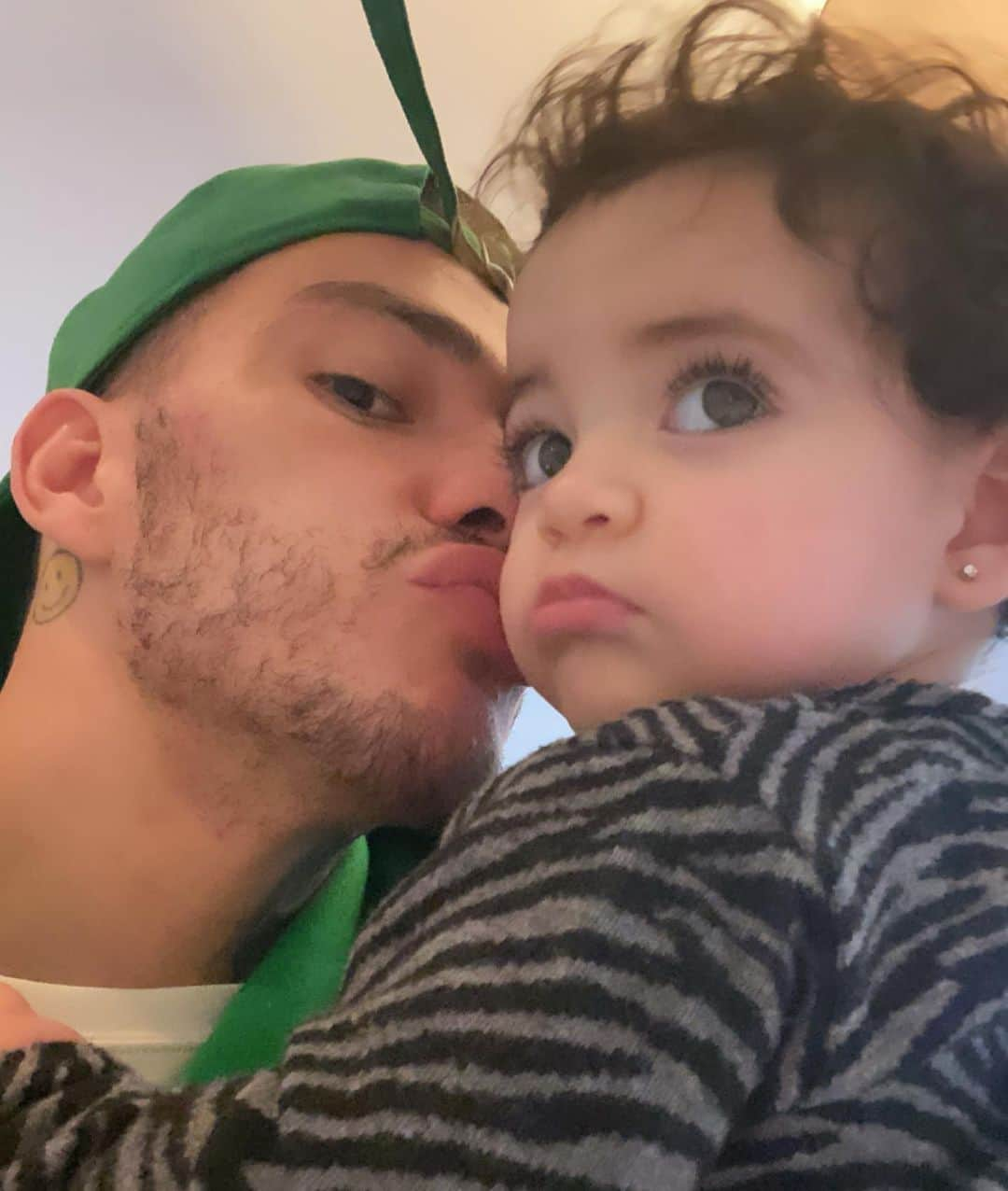 エデルソン・モラレスさんのインスタグラム写真 - (エデルソン・モラレスInstagram)「Parabéns meu amorzinho 🎉  Pelo seu primeiro aninho de Vida 🥰😍 Que papai do céu te abençoe sempre.  Glória a Deus pela sua Saúde 🙏🏻❤️ Papai te ama muito 💙❤️  #gordinhagostosa #loveyou」12月16日 21時30分 - ederson93