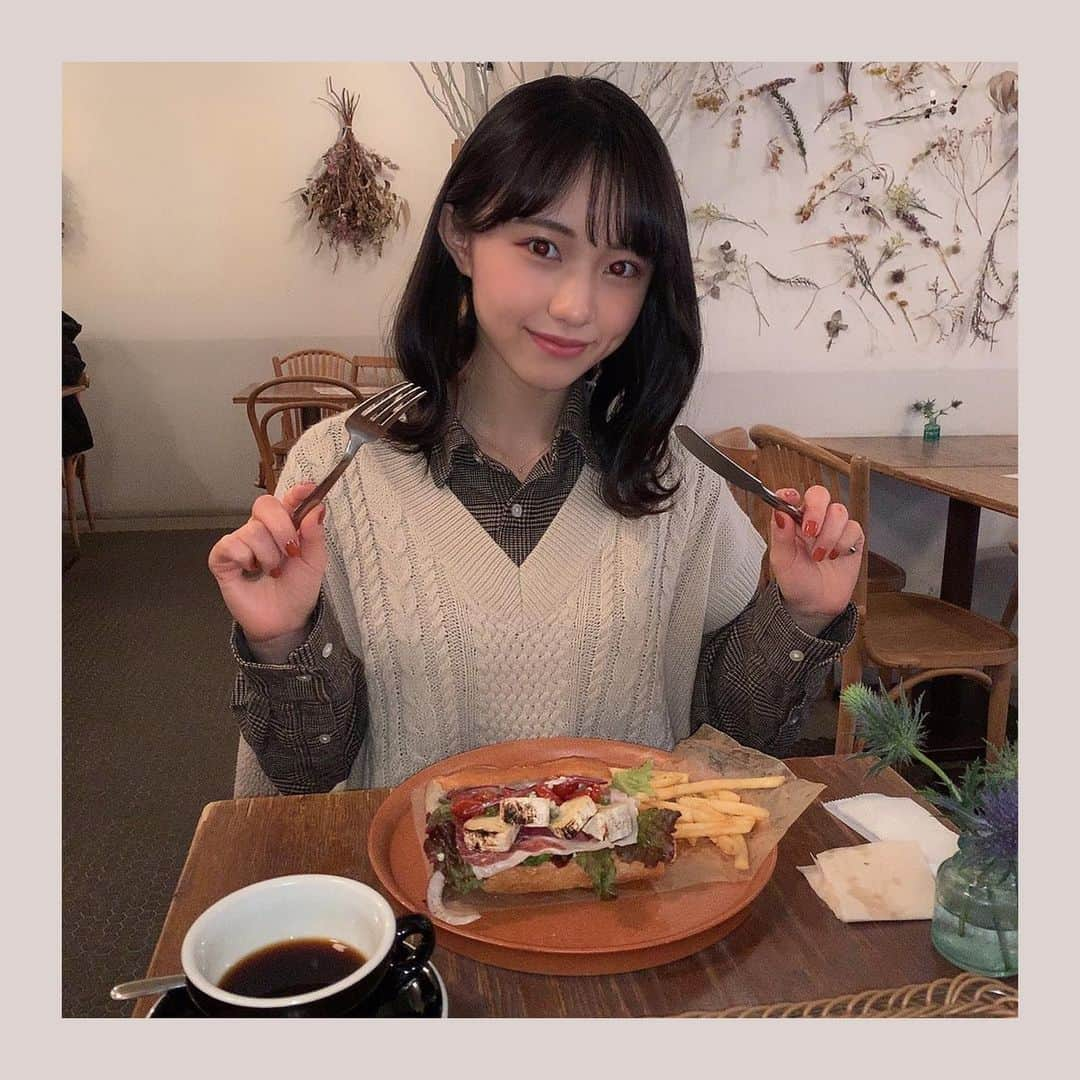 鳴海寿莉亜さんのインスタグラム写真 - (鳴海寿莉亜Instagram)「☻☺︎☻☺︎﻿ ﻿ ﻿ こんな豪華なサンドイッチは初めてでした🥪﻿  私の好きなものが沢山入ってた､､､ すっごい美味しかったからまた行こーっと！﻿ ﻿ ﻿ #サンドイッチ #sandwich #tasteandsense #カフェ #フォロー #フォローミー  #instafollow #instagood #ootd #followｍe #idol #cameraiphone #qhoto #japanese #followme #instagood #좋아요반사 #좋아요그램 #셀카그램  #좋아요반사 #팔로우 #맞팔 #소통 #맞팔해요 #아이돌 #좋아요 #셀카 #고마워요 #팔로우미 #좋아요꾸욱」12月16日 21時31分 - juria_narumi.official