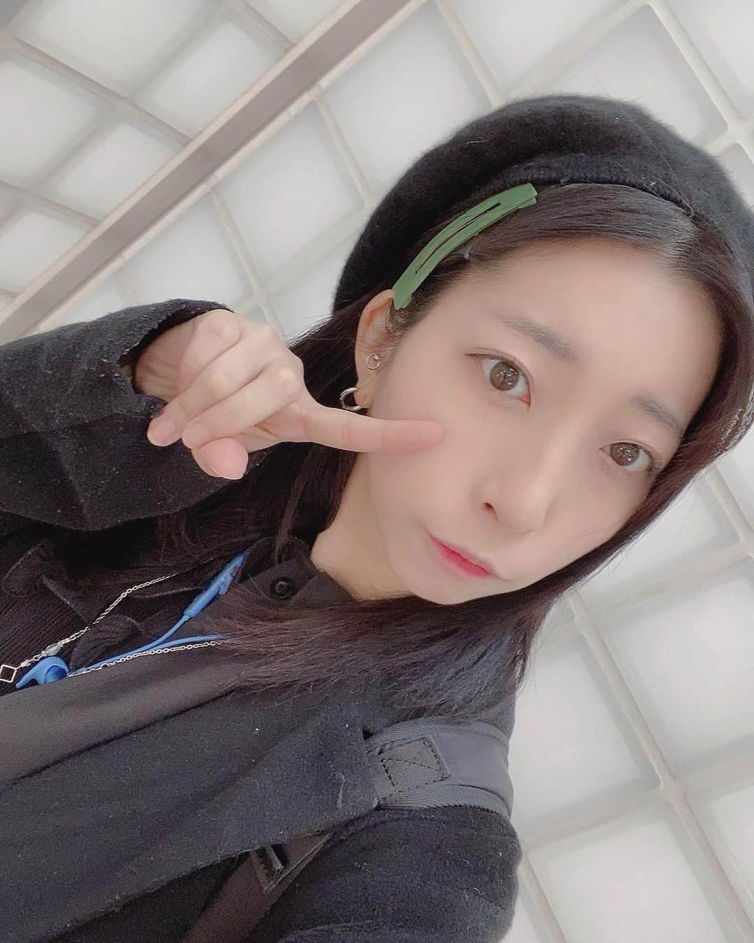 佐藤梨菜のインスタグラム：「冬はベレー帽率高い女です、好きか⛄️💙？  #ベレー帽 #好き #冬コーデ #winter #feam #idol #いいね #コメント大歓迎 #좋아요 #좋아요환영 #팔로우미」