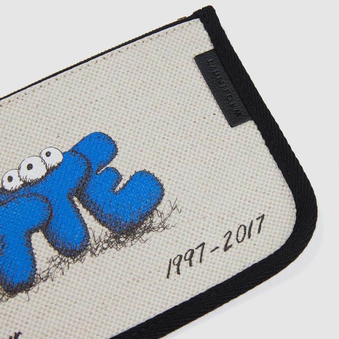 KAWSONEさんのインスタグラム写真 - (KAWSONEInstagram)「Colette💙  #Repost @sarahandelman ・・・ Last but not least, one more @colette_mon_amour souvenir with this special @kaws x @l.uniform pencil case 📝 available on @highsnobiety from 3pm today 💙#colettemonamour the movie will be released on Dec 20th featuring interviews with Kaws, Futura2000, Kevin Lyons, Darcel... Many artists who were an integral part of colette’s history! #coletteforever」12月16日 21時33分 - kaws