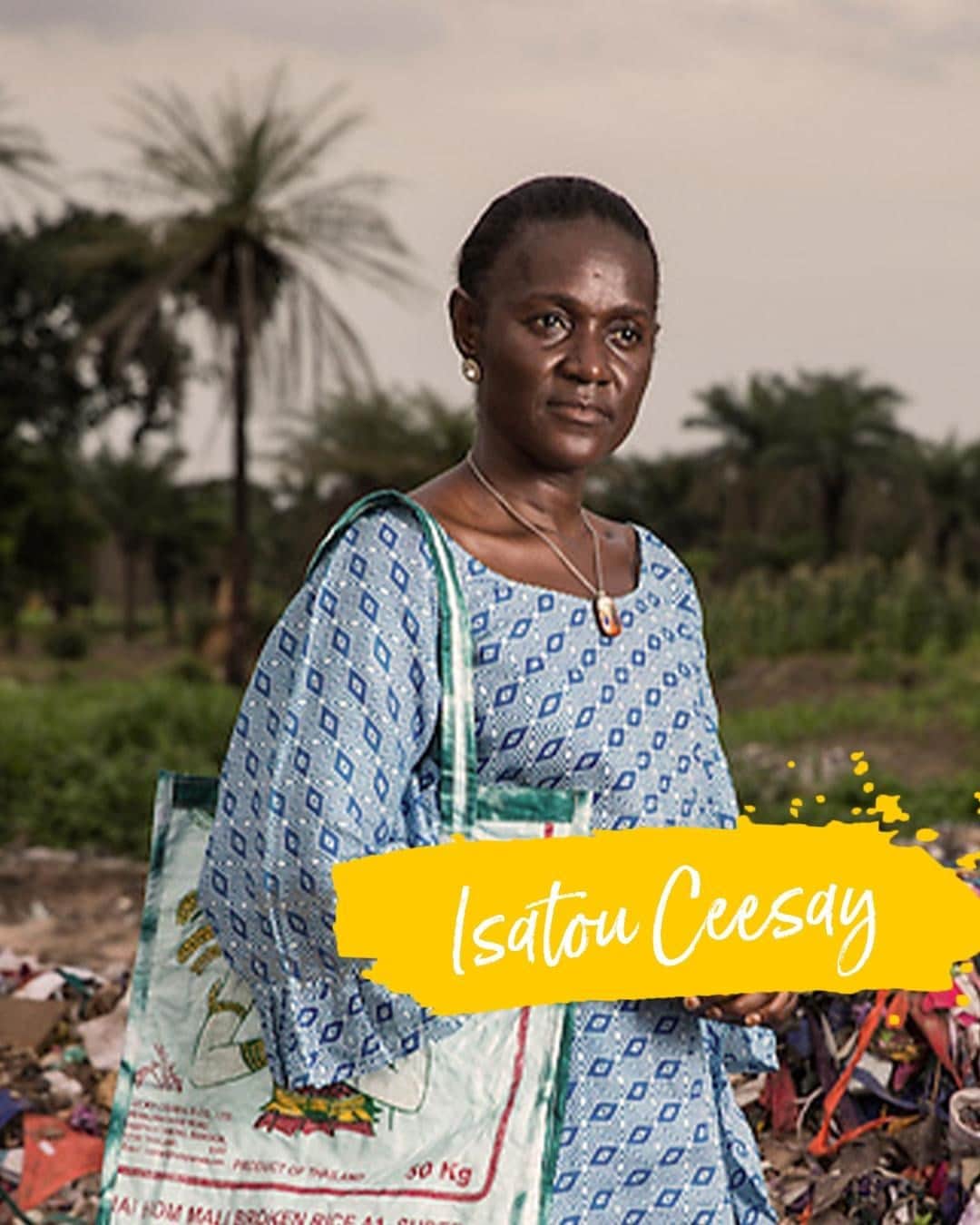 のインスタグラム：「The Queen of Recycling 👑♻️⁣ ⁣ Isatou Ceesay is the Gambian activist who launched the movement One Plastic Bag. The project works to educate and empower the people of Gambia – and the world – on how upcycling can allow us to create plastic yarn reducing the amount of waste that winds up in the environment. ⁣ ⁣ Her project has helped her local village reduce the amount of waste while increasing the opportunities for hundreds of women helping them to earn their own incomes. This attitude towards empowering women is one we at L’Occitane hold close to our hearts with our work with the women of Burkina Faso. 💛⁣ ⁣ Image Credit 📸: Luke Duggleby #ReducingWaste #Recycle #Upcycle #Loccitane⁣」