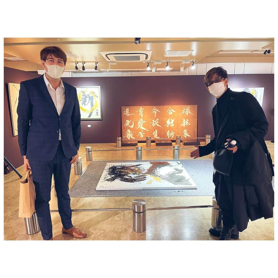 Saschaさんのインスタグラム写真 - (SaschaInstagram)「伊勢丹新宿店で今日から12/22まで開催されている #武田双雲展 #夢叶う のレセプションに呼んでいただき伺いました！久々の双雲さん！なんとこの展覧会のために集めた新作250点！！圧倒的な書の力と独創力にただただ圧倒されました！ライブで「風」の文字を書くパフォーマンスも素晴らしかった！書き方に迷いがなくて本当にすごい！会場では #山寺宏一 さんとも再会することができて嬉しかったです！実は #jwave リスナーだそうで、以前山寺さんから一度お声がけいただいたことがあるんです！なかなか人に会うことが少ない昨今ですが、こうした出会いはやはり嬉しいです。双雲さんのポジティブパワーを受け止めたい方は是非足を運んでみてください！」12月16日 21時35分 - sascha348