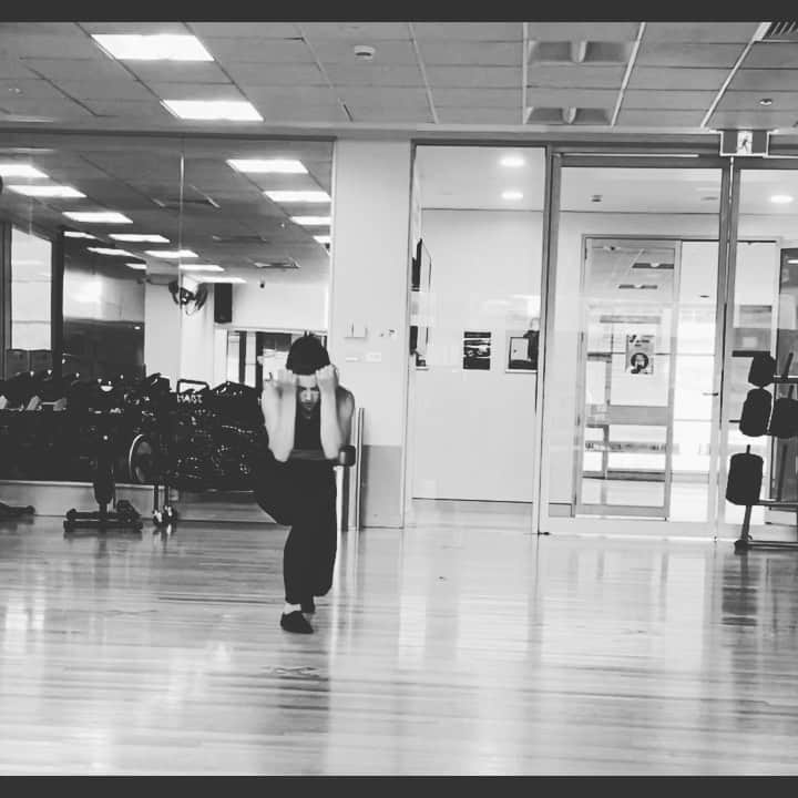 シャンテル・ケリーのインスタグラム：「Last dance in the studio with  @yoyochanel for the year! This year has been the craziest, most unpredictable, heart breaking and heart warming yet. I’m so grateful for the opportunities I found to grow and the people I’ve surrounded myself with 💙💙  🔈 Silence by Marshmellow & Khalid」