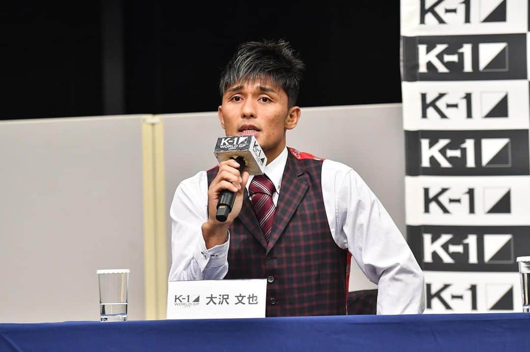 大沢文也のインスタグラム：「👍💮  #記者会見 #kickboxing #k1 #k1wgp #fighter #スーツ #スーツ男子」