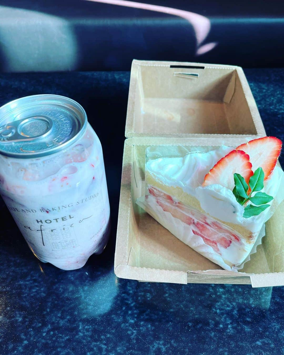 チン・ソンギュさんのインスタグラム写真 - (チン・ソンギュInstagram)「맛있게잘먹겠습니다~~^^!! 모두들 달콤한하루보내세요~ #딸기우유#딸기케익#호텔아프리카#점심#달콤한하루#코로나꺼져라!!#촬영중#전주」12月16日 12時44分 - knuababoda96