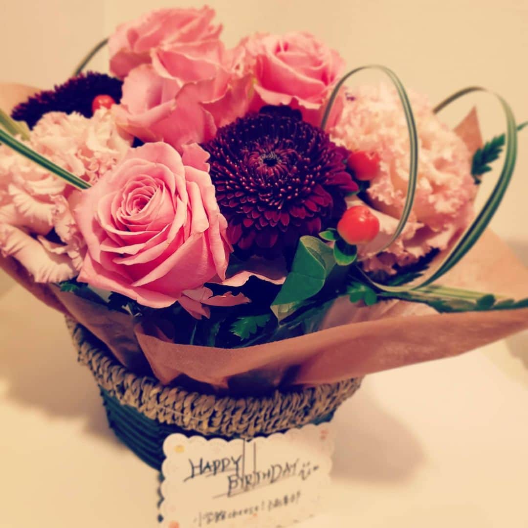 朱神宝のインスタグラム：「今年も無事、歳をとることが出来ました😊 今年は色々と心身ともに大変な世の中でしたが、 有り難いことに、ちゃんと自分を労る心の余裕が昨年より持てた歳だったと思います。 これもひとえに、変わらず支えてくれる家族と、いつも温かく見守ってくれる読者さんと、どんな時もサポートしてくださる編集部の方々がいてくれるからです！ ありがとうございます✨！！  新しい歳もたぶんマイペースにコヒバニばかり描いてるかと思いますが、今後ともよろしくお願い致します🙏🙇」