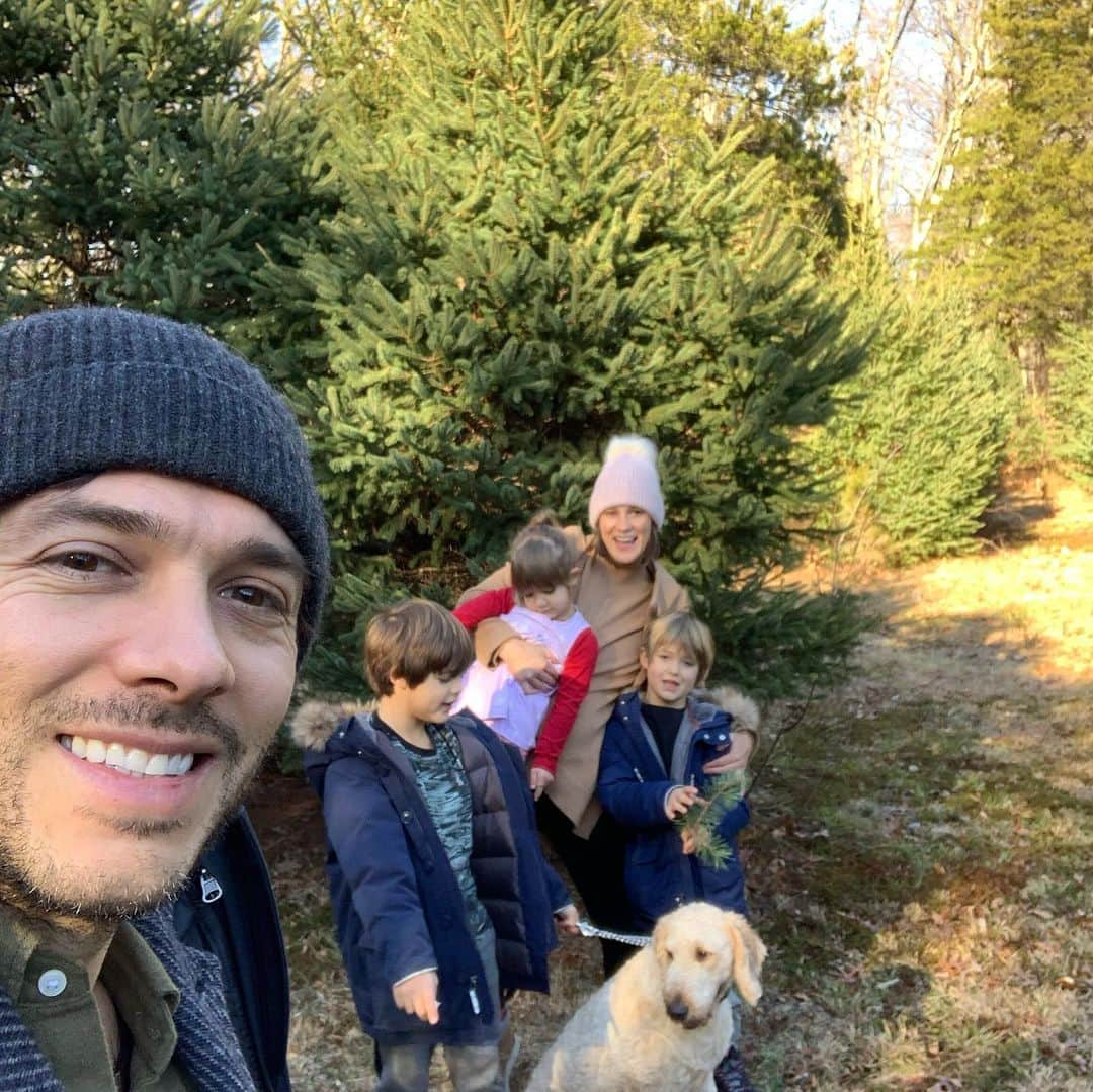 マイケル・レイディのインスタグラム：「The Christmas tree hunt.  (Only kind of hunting I do.) (Ok and maybe the occasional Easter egg hunt)  Hallowed tradition in our family and we are so excited to be adding one more to our chaotic and goofy hunting party. Look at my beautiful pregnant wife.  #christmas #christmastreefarm」