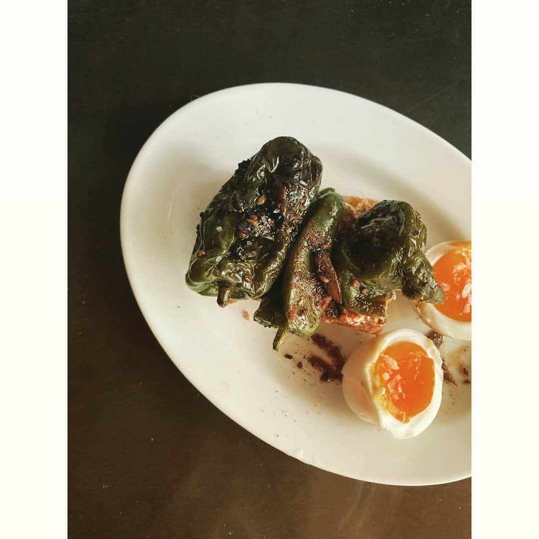 journaleatripのインスタグラム：「snack  サクサク、集中 溜まったやるべき事が 捗るように軽食。 なのに お皿の上の景色や光の変化ばかり気になってしまうぅ…😔  #塩見パン#ピーマンのオイル煮#クリームチーズ#チリオイル#アンチョビ#茹で卵#おかわり眠い」