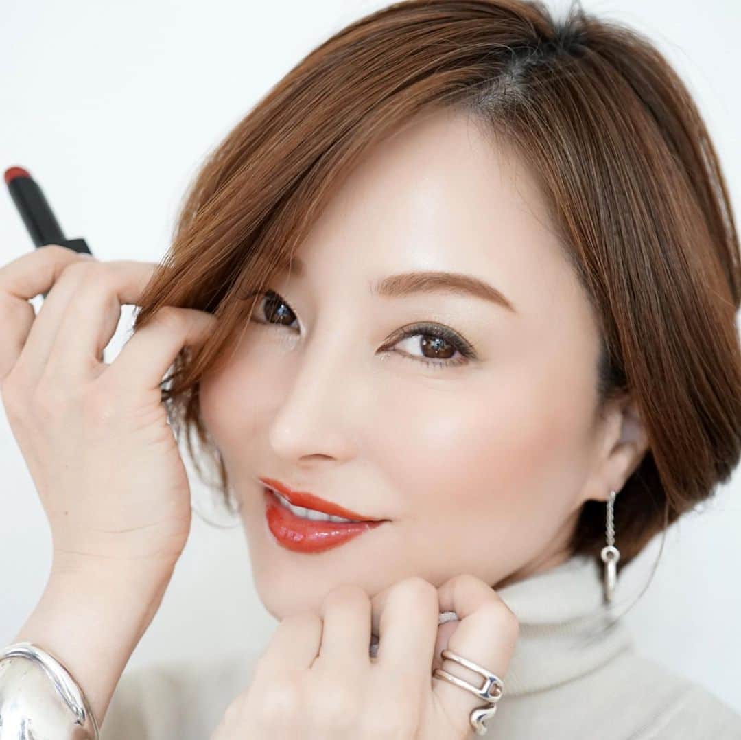 のインスタグラム：「もうすぐ﻿ クリスマスですね🎄﻿ ﻿ クリスマスの甘い夜には﻿ ポインセチアカラーの﻿ AddictionのWinterCollection﻿ THE LIPSTICK EXTREME  SHINEの001番﻿ はいかがですか？﻿ ﻿ 深みのあるディープレッドが﻿ イルミネーションにもとっても映えます✨﻿ ﻿ ツヤ加減もつけ心地も気持ちいい❤️﻿ ﻿ 花のように秘密めいて、花のように艶やかに。 花のようにみずみずしく、花のように揺るぎなく💐 ﻿ 伝説の写真家アーヴィング・ペンが 花の美に迫った名作「Flowers」に インスピレーションを得て生まれた新リップスティック。﻿ みずみずしく艶めくのに、あざやかな美発色。 唇から新しい美しさが、開花する。 ﻿ キャッチコピーにも魅了されちゃう﻿ この冬、おすすめのリップです💄﻿ ﻿ @addictionbeauty_official  #アディクション #addiction  #コスメ ﻿ #コスメ垢 ﻿ #コスメマニア ﻿ #コスメ部 ﻿ #コスメ紹介 ﻿ #コスメコンシェルジュ ﻿ #コスメ好き ﻿﻿ #コスメレビュー ﻿ #コスメ好きさんと繋がりたい ﻿ #コスメオタク ﻿ #美容好き ﻿ #美容 ﻿ #美容好きさんと繋がりたい ﻿ #化粧品好き ﻿ #コスメ記録﻿ #メイク ﻿ #メイク好きさんと繋がりたい ﻿ #トレンドメイク  #スキンケア﻿ #スキンケアマニア﻿ #スキンケア好き﻿ #メイク動画﻿ #美肌ケア﻿ #ダイエット﻿ #新作コスメ ﻿ #ママファッション﻿ #シングルマザー」
