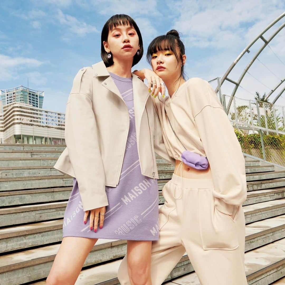 のインスタグラム：「【屬於我的街頭時尚】街頭時尚每日都在變化，唯有著出專屬自己嘅風格，先可以將不同單品轉化成時尚！MIXMANIA系列——定期推出日本現在流行中的時尚單品，將東京的街頭風格直送到香港！ . Left: Biker jacket $299 All over logo knit dress $199 Right: Cropped sweat pullover hoodie $179 Sweat jogger pants $179 . #WearTokyoNow #GUHK #GUPlog #GUMIXMANIA #MIXMANIA #Stylish #tokyofashion #hkig #plog #ootd #outfitoftheday #instafashion #instastyle #fashionstyle #fashionaddict #fashiongram #fashion #style #outfit」