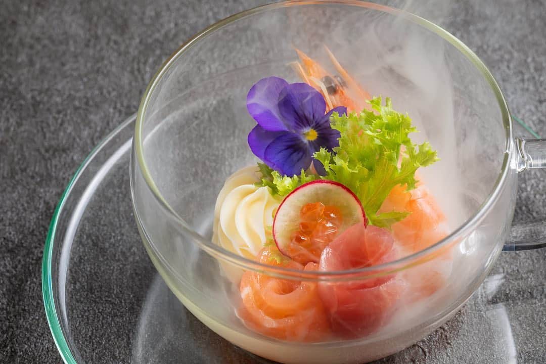 新横浜プリンスホテルのインスタグラム：「蓋をあけると、煙に包まれた色彩鮮やかなお料理が現れる「ノルウェーサーモンとマグロとエビの瞬間グラススモーク」✨ブッフェダイニング ケッヘルでは、クリスマス＆ニューイヤーブッフェを開催中です。⁣ ⁣  #新横浜プリンスホテル#プリンスホテル#新横浜#横浜 #ホテルレストラン #ホテル#ホテルランチ #ホテルディナー #記念日ディナー #新横浜駅 #横浜グルメ #ご褒美ランチ #ブッフェ #ビュッフェ #クリスマスビュッフェ #クリスマス #年末年始 #大晦日 #年越し #ニューイヤー #ケッヘル #燻製 #shinyokohamaprincehotel#princehotel#shinyokohama#yokohama#hotel #restaurant #myyokohama #christmasdinner」