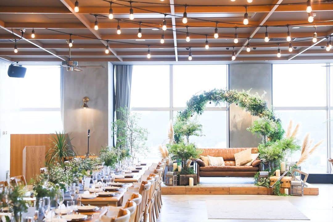 THE STYLE No.20 NEW YORK STYLE WEDDINGのインスタグラム：「.  会場コーディネート♡  口コミサイトの料理部門5年連続No.1獲得 No.20で自分たちらしい結婚式が叶う . ↓詳しくはHPをチェック↓ https://www.styles.jp/wedding/20f/ . 週末＆平日ブライダルフェアを開催しております メッセージ or ダイレクトメールからでも予約可能 . ↓ TEL ↓ 086-234-7310 . ↓ MAIL ↓ info-thestyle@styles.jpn.com . #thestyle #wedding #bridal #party #weddingparty #weddingphoto #weddingdress#starwedding #instagood #instalike #love #style #instapic  #結婚式 #結婚 #岡山結婚式 #ウェディング #プレ花嫁 #花嫁#ファーストミート #テーブルコーディネート #結婚式準備 #日本中のプレ花嫁さんと繋がりたい #ウェディングドレス #ウェディングフォト #ウェディングレポ #令和婚 #令和」