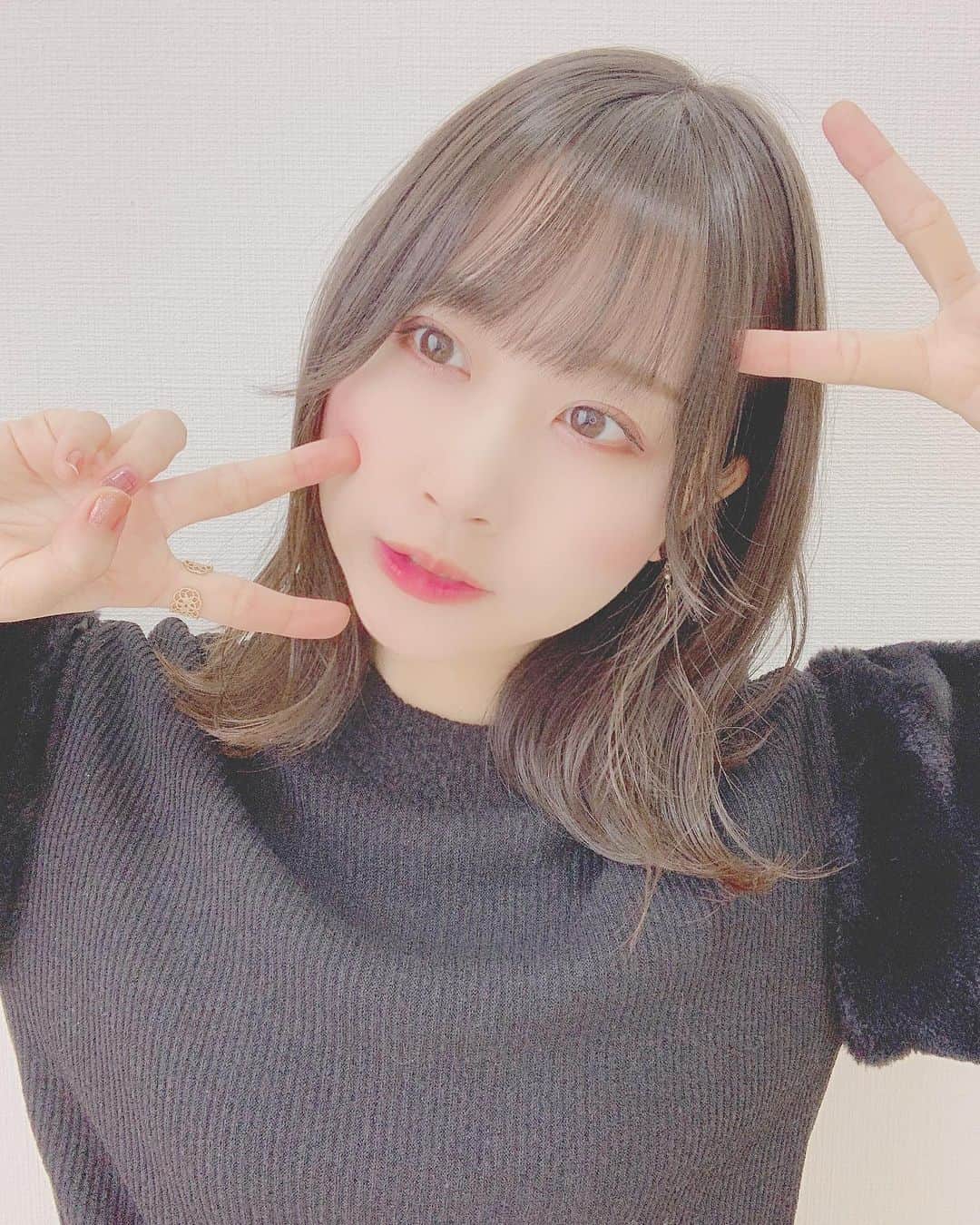 八木沙季のインスタグラム：「✌️✌️ . Zピース✌️(逆) .」