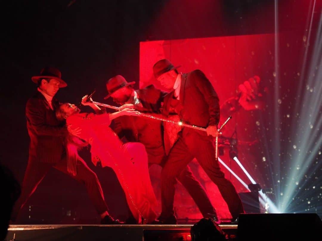 のインスタグラム：「.﻿ LIVE PHOTO.﻿ ﻿ 東京公演の見逃し配信も決定しましたー！﻿ ﻿ 見逃し配信視聴期間：12月21日(月) 12:00～27日（日）23:59まで﻿ ﻿ photo by @kodakumi_mg  ﻿ #mynameis #tour #2020 #live #photo #artist #dance #dancer #kodakumi #倖田來未」
