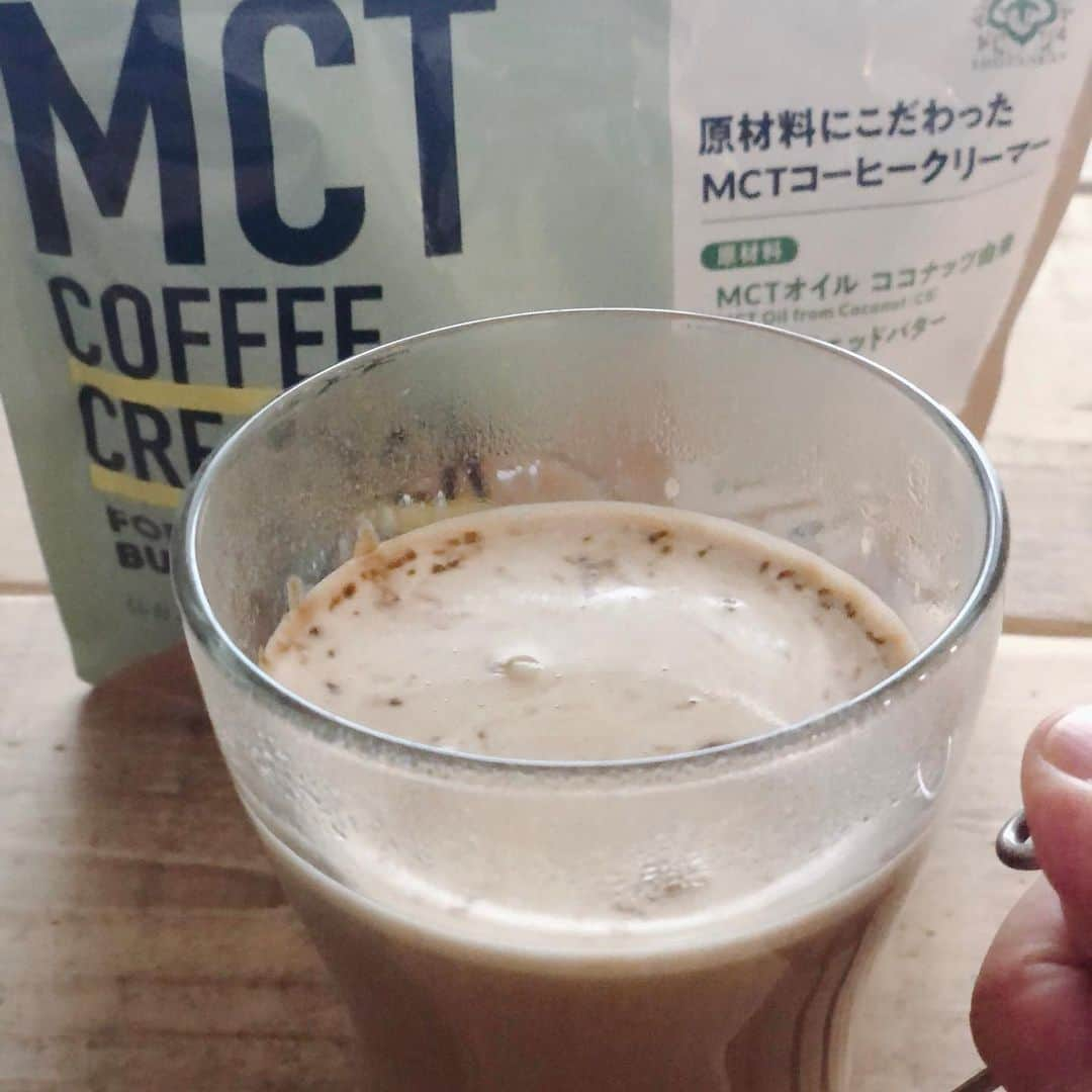 麻生れいみさんのインスタグラム写真 - (麻生れいみInstagram)「クリープをいれないコーヒーなんて ってCMが昭和で流行りましたが😆 令和はコレ！MCTコーヒークリーマー👌   成分は MCTオイル（C８のみ）43％、 グラスフェッドバター10％、 ココナッツオイル10％、 オーガニックギー6％　 その他は、食物繊維とミルクプロテイン。 ４つの脂質がバランスよく配合されていて。 で、糖質は0gです。  スティツクタイプもあり。 満腹感が続くので、ダイエットサポートに。これはおすすめです👍  #ボディメイク #ボディメイクレシピ  #ロカボダイエット  #管理栄養士  #麻生れいみ式ロカボダイエット  #lowcarbdiet  #lowcarb  #麻生式ダイエット #dietitian  #dietitians  #糖質制限  #ダイエット  #ケトン体 #ケトジェニック #ketodiet #ケトンアダプト  #ketoadapted #麻生れいみ　 #自宅太り #コロナ太り #ケトジェニックダイエット #免疫栄養ケトン食 #mctオイルコーヒー  #mctコーヒークリーマー #仙台勝山館」12月16日 13時05分 - reimi_aso