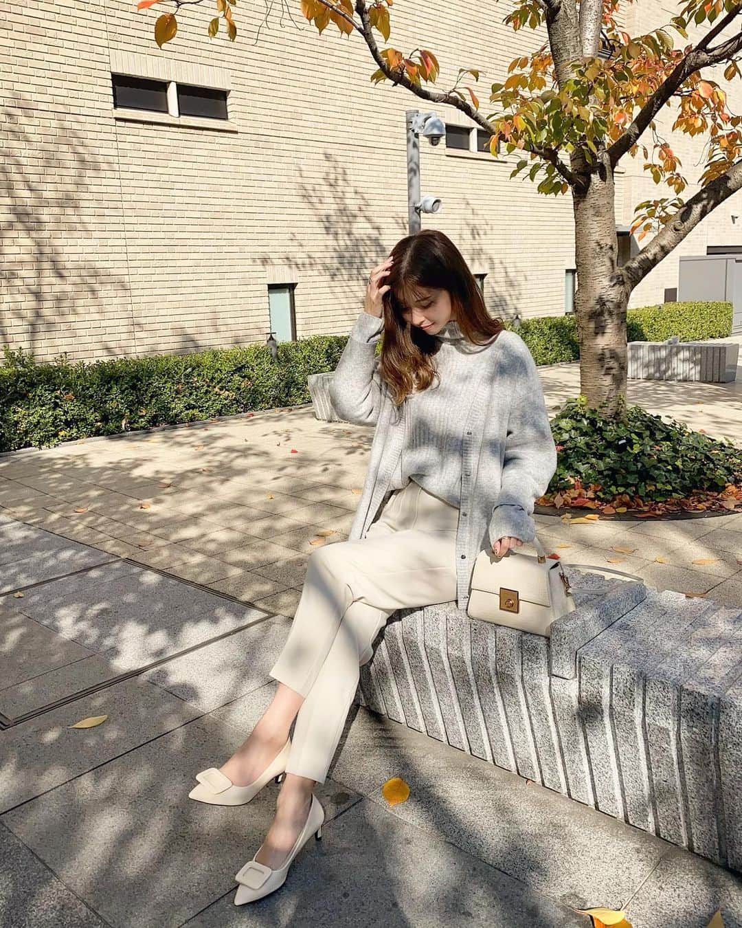 のインスタグラム：「#code . . 前にも載せたコーデだけど、 この日のコーデお気に入り🥺✨ この日は @satoeri626 ちゃんに お誕生日お祝いしてもらったなぁ🥂💕 いつもえりちゃんありがとう💜 . . . #ezick #エジック #ezicksnap #エジックスナップ #アンサンブル #ママコーデ #ママファッション #プチプラコーデ #シンプルコーデ #大人カジュアル #カジュアルコーデ #きれいめカジュアル #きれいめコーデ #30代ファッション #30代コーデ #着回しコーデ #今日のコーデ #コーデ #オフィスカジュアル #オフィスコーデ #淡色女子 #淡色コーデ #ハイウエストパンツ #ザラジョコーデ #ザラコーデ #zaraコーデ #大人army #mamagirl #locari」
