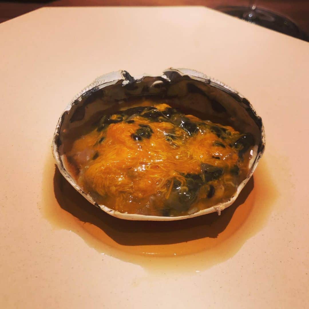 高橋リタのインスタグラム：「上海蟹と豚足とフカヒレと坦々麺。好きなものしかないコースを個室で。最近のヘビロテ中華😋👍 #貴重な外食デーは #中華イタリアン鮨の最強ローテーション👻」