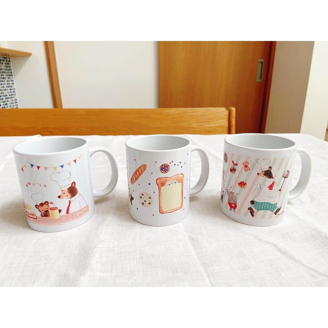 おおで ゆかこのインスタグラム：「カワチ画材さんとのコラボマグカップが6種類できました☕️販売期間は12/18〜1/20の期間限定商品です。お届けまで2週間程度かかります。 以前販売していたマグカップの2種類をブラッシュアップし、再販させて頂きます。 お茶の時間が楽しくなりそうなデザインを目指しました✨」