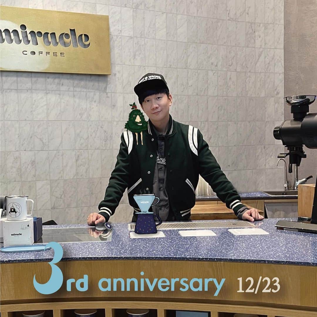 林俊傑さんのインスタグラム写真 - (林俊傑Instagram)「⠀ Miracle Coffee 內湖首創店三週年了！我也準備好了！12/23 我會到店裡與大家共襄盛舉，沖咖啡給你們喝！來不來？⠀ ⠀ To celebrate 3 years of Miracle Coffee, I will be guest barista on 12/23 for the first time! See you there!⠀ ⠀ @miraclecoffee151  #是內湖店 #不要走錯喔⠀ #miraclecoffee三週年買一送一⠀」12月16日 13時15分 - jjlin