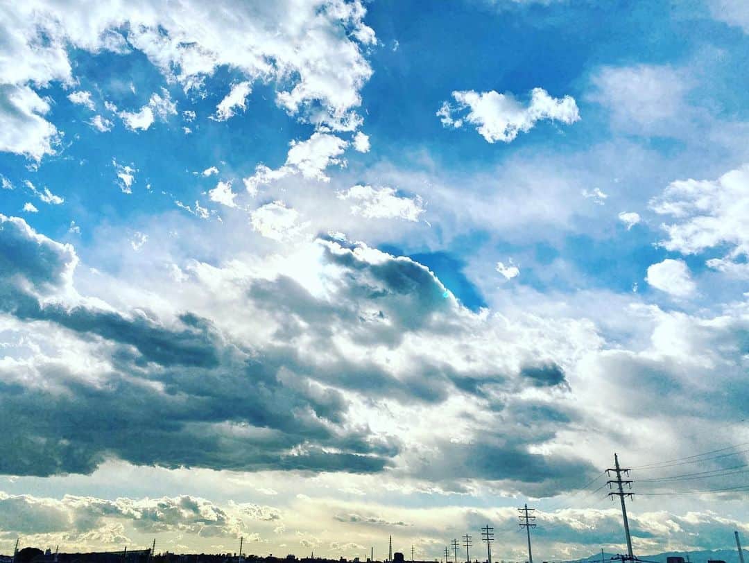 Shinnosukeさんのインスタグラム写真 - (ShinnosukeInstagram)「今日もまたまた好きな感じの雲。宗教絵画風。神々しい。  #cloud #sky #beautiful #雲 #空」12月16日 13時26分 - shinscapade