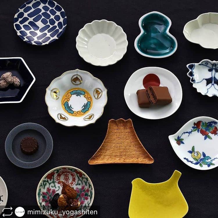 モロゾフ（公式）さんのインスタグラム写真 - (モロゾフ（公式）Instagram)「#リポスト 【オンラインショップ限定みみずく洋菓子店より自分時間を充実させるためのヒントが詰まったミニコラムをお届けします。  今日は豆皿の世界をご紹介。 様々な色、形の豆皿でティータイムを彩ってみるのはいかがでしょう？  - - - - - - - - - - - - - - - - - - - - - - - - - - - -  洋菓子店主のうつわメモ／伝統的な色柄から個性派まで。毎日の食卓が楽しくなる、豆皿の世界】  小さくて色とりどり、形もさまざま。 そんな豆皿が大好きで、ついつい何枚も集めてしまいます。  薬味や調味料を入れるのはもちろん、箸休めをのせたり、食後のデザートにほんの少しのフルーツを盛ったり。 小さいからこそ、シンプルなものだけでなく遊び心のあるユニークなデザインのお皿も気軽に使うことができます。  クリスマスやお正月のように特別な日には、いろいろな豆皿に一口ずつの料理を盛り付け。それだけでテーブルがとても華やかになります。  食事のたびに「本日の豆皿」を選ぶのが、私のひそかな楽しみです。  ティータイムにももちろん、豆皿が大活躍。 みみずく洋菓子店のお菓子を、ちょこんと豆皿にのせています。 シックな無地のお皿ならスタイリッシュに、可愛らしい絵柄付きのお皿ならぱっと明るく。 同じお菓子でも、お皿を換えるたびに新鮮な表情を見せてくれる気がします。  ・・・・  みみずく洋菓子店のこだわりスイーツは、数量限定・毎日21時〜24時の時間限定での販売となります。  お買い物はプロフィールリンクよりお願いいたします。 → @mimizuku_yogashiten  #みみずく洋菓子店 #レーヴドゥショコラ #ヴァンデュショコラ #レーヴドゥフロマージュ #ご褒美 #スイーツ #スイーツ部 #sweets #お取り寄せスイーツ #おうち時間 #自分時間 #充実 #豆皿 #器のある暮らし #うつわ好き @mimizuku_yogashiten」12月16日 13時21分 - morozoff_sp