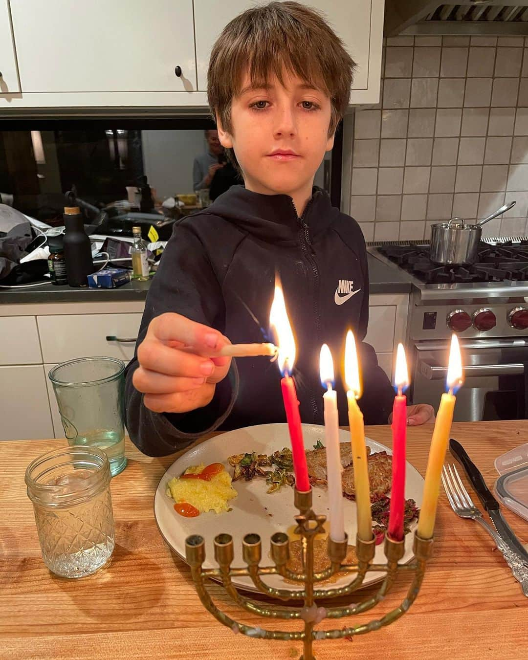 アリシア・シルヴァーストーンさんのインスタグラム写真 - (アリシア・シルヴァーストーンInstagram)「Celebrating another night of Hanukkah with baby boy 💜🕎 #FestivalOfLights #Hanukkah」12月16日 13時24分 - aliciasilverstone