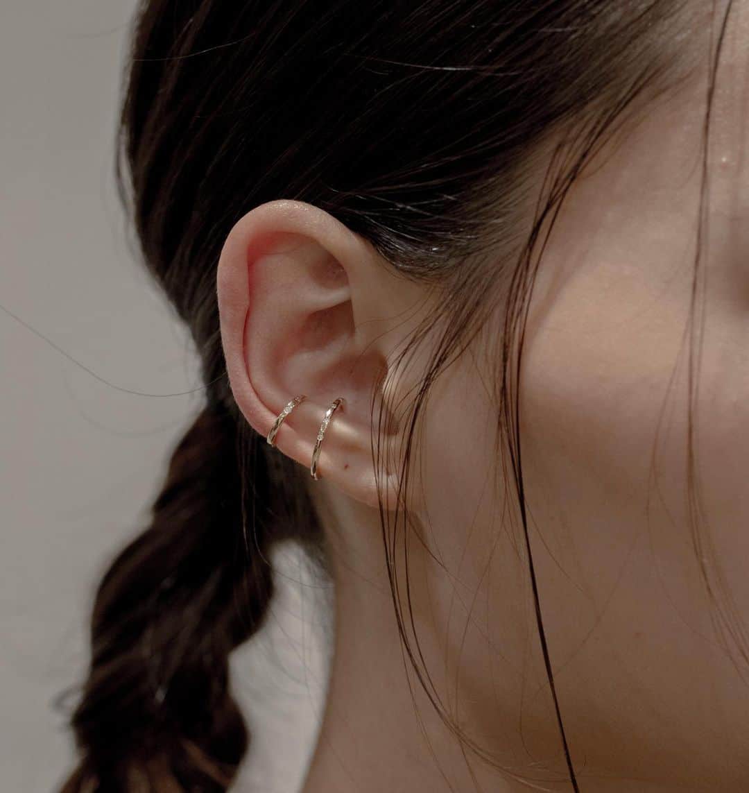 ミキアのインスタグラム：「月をイメージした moon ear cuff diaは光を ゴールドの地金は無機質さを 表現しています。 Image of the moon Moon Ear Cuff The diamond represents light. Gold expresses the inorganic. @mikiajewelry #moon#earcuff#diamond #10karatgold」