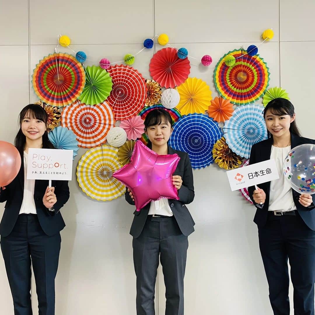 のインスタグラム：「こんにちは！人材開発部　東京職域オフィスです。  2020年も残りわずかですが、今年はどのような１年でしたか？ 年末年始にリフレッシュできると良いですね！  さて、今回は、『NISSAY SDGs Information』についてご紹介します！ 日本生命では、私たちの暮らす地域や社会を、安心・安全でより良いものにするために、 『NISSAY SDGs Information』を発行し、 身近で取り組むことができる情報を定期的にお届けしています。  今回は、先月11月の「子ども・若者育成支援協調月間」にちなみ、 様々な悩みを抱えている子どもたちのために、全国で数多く展開されている活動についてご紹介しています。  皆さまに情報誌(写真3枚目）をお渡しさせていただいておりますので、 是非お近くの日本生命職員にお声掛けください！  #SDGs　#健康　#長寿　#環境　#子どもの支援 #子供・若者育成支援協調月間　#子供どもたちの未来　#みんなで育てて支えよう #子ども #children #若者 #environment #sustainable #2020　#さあ支えることを始めよう #日本生命 #ニッセイ #nissay #playsupport #tokyo #japan」