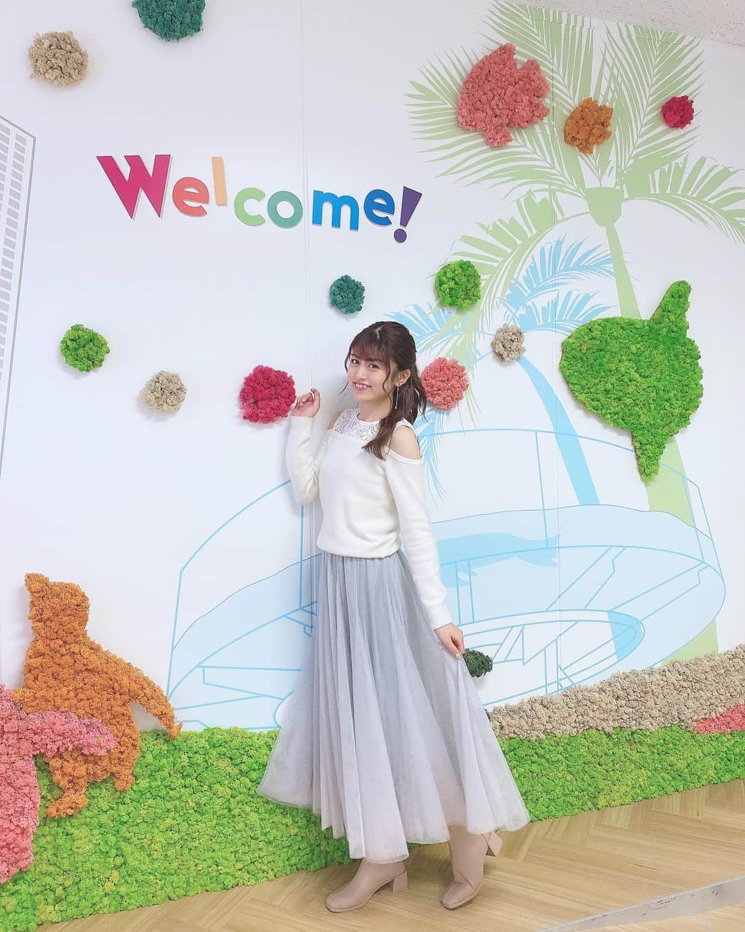 長澤佑香のインスタグラム：「﻿ 株式会社サンシャインエンタプライズ様﻿ の入口が映えスポットでかわいかった🐠﻿ 水族館撮影で暗くならないように白衣装🤍﻿ ﻿ Tops / @apuweiser_official ﻿ Skirt / @elvencedeux_official ﻿ Boots / @qoo10.official ﻿ ﻿ #YUKASHIFUKU #サンシャイン水族館 ﻿ #インスタ映え #code #ホワイトコーデ」