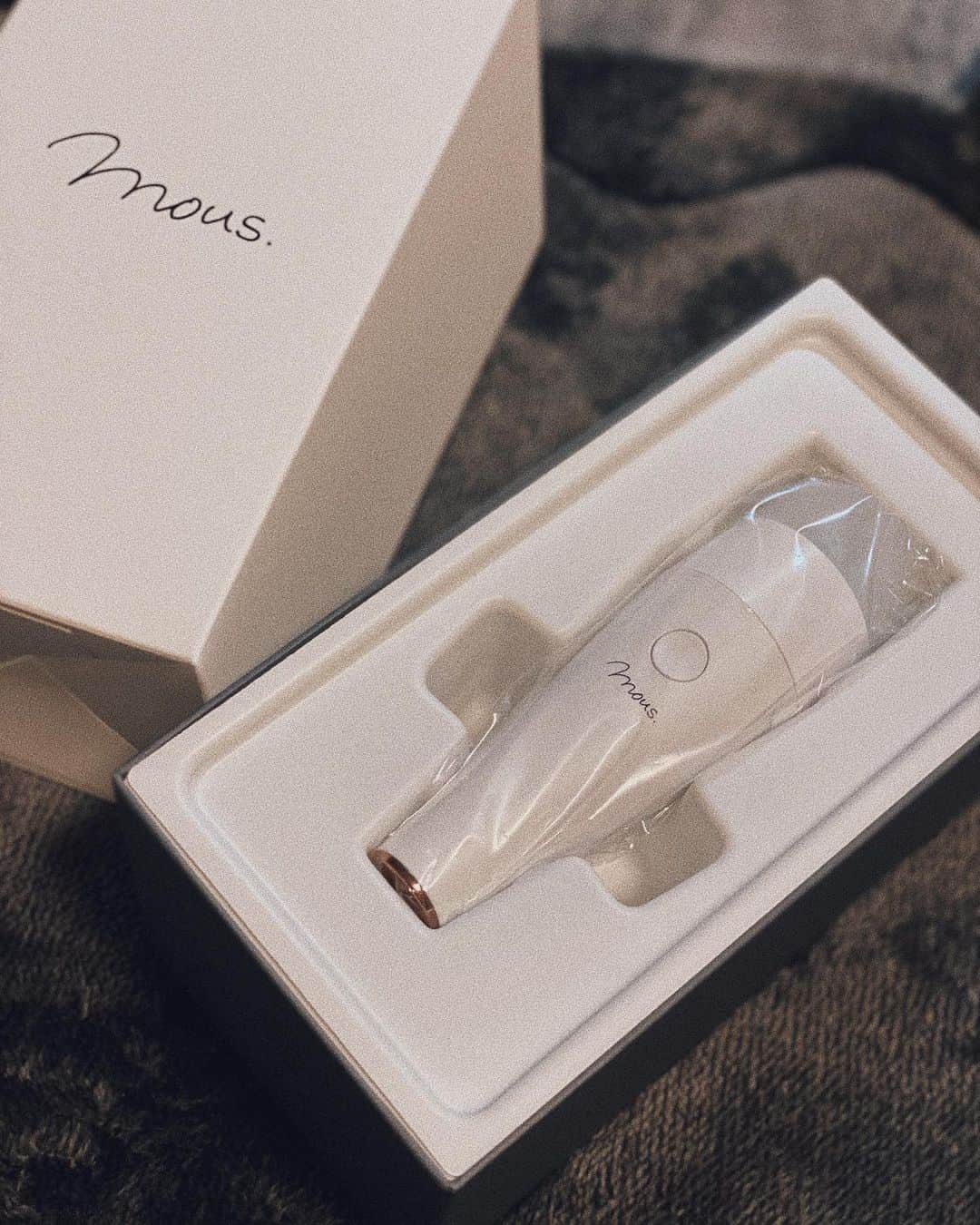 のインスタグラム：「ついに本格的な美顔器をGET♡ @official_mous  . 洗顔時もスキンケアの時も使えるアイテム♡ 私は動画のように化粧水の時に使ってる〜♡ 毛穴が気になるので重点的にあててます！ . 見た目も可愛すぎて軽いし、すごく使いやすいよ♥  . リフトアップ・肌キメ・トーンＵＰ・肌ツヤＵＰ・毛穴ケアに！ . ストーリーにURL載せたので見てみてください♡ クーポンコード: annam . .  #美顔器#おうちエステ#毛穴#リフトアップ#保湿#美肌#mous#プルミナス#PLUMINUS#おこもり美容」