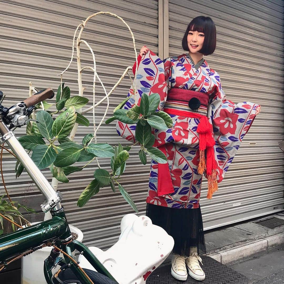 Yun chiのインスタグラム：「座敷童子のザッシー👘  という役をいただきました.*。 撮影とても楽しかった🎬 この為に赤髪ボブカット復活です♩  まさかお歌以外で、しかも人間以外の役のオファーが来るとは夢にも思っておりませんでしたが、映像が出来上がるの楽しみだね〜っ👻  斬新なオファーを下さった @takothefire さんに感謝🐙🙏  浅草の @hoshiya2131 さんで撮影したんだけれど、 @yu_ki_n0 さんが用意してくれた衣装のお着物がめちゃんこ可愛かったので先にちらみせUP🍵  ザッシーヘアーはもちろん @abbeyken ©︎ まばたきする度赤くて可愛いマツエクは @kaede_cyori ©︎にお願いしました。  撮影後しばらくザッシーの喋り方が抜けなかった愛しいやつ🤣Yun*chiのNEWキャラよろしくね、  また制作過程とか出来上がったら報告しま〜す🎴🎍  #浅草#浅草グルメ#浅草短編映画#短編映画#ほしや#座敷童子#座敷わらし#着物コーディネート#着物女子#着物コーデ#ボブカット#座敷童子のザッシー#japanesegirl#BD1#メイキング#アンティーク着物#和装」