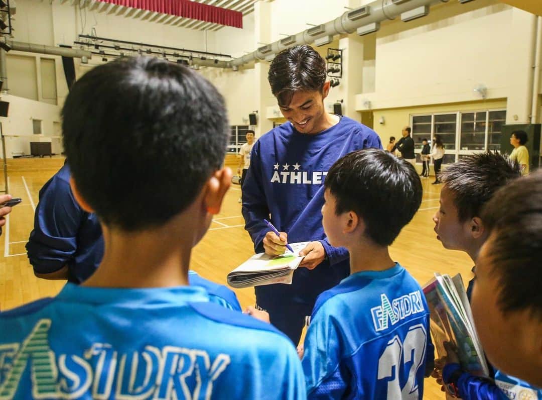 一柳夢吾さんのインスタグラム写真 - (一柳夢吾Instagram)「「PR0JECT ONE DEFENCE VIEW in Tamusui」﻿ ﻿ 淡水新市國小足球隊のトレーニングのサポート。﻿ ﻿ ボールポゼッションを意識したトレーニングの中でポジションニングやサポートの位置、またディフェンスの面でサイドに追い込んでボールを奪うタイミングやカバーリングの位置などをアドバイスしました。﻿ ﻿ 台湾は積極的にプレーする子供達が多く、練習後の質問も普段されないような事も聞いてくるので面白いです。﻿ ﻿ 今回このチームのコーチは、自分と同い年でアンダーカテゴリー代表として日本で試合をしたことがあり、同じ時代を戦ってきた選手とこうして台湾で再会できたことを大変嬉しく思っています。﻿ ﻿ ﻿ ・photo: @sportspontaiwan  ﻿ ・partners: @athleta.tw @bande_taiwan  ﻿ ・interpreter: @takashi_taiwan  ﻿ ﻿ #pr0jectone#pj1#pr0jectonedefenceview#taiwanfootball#taiwansoccer#athetataiwantaiwan#taichung#tamusui#taiwanlife#台湾#台中#淡水#淡水新市國小足球隊#台湾サッカー#台湾足球#阿仕利塔台灣﻿」12月16日 13時34分 - yugo_ichiyanagi