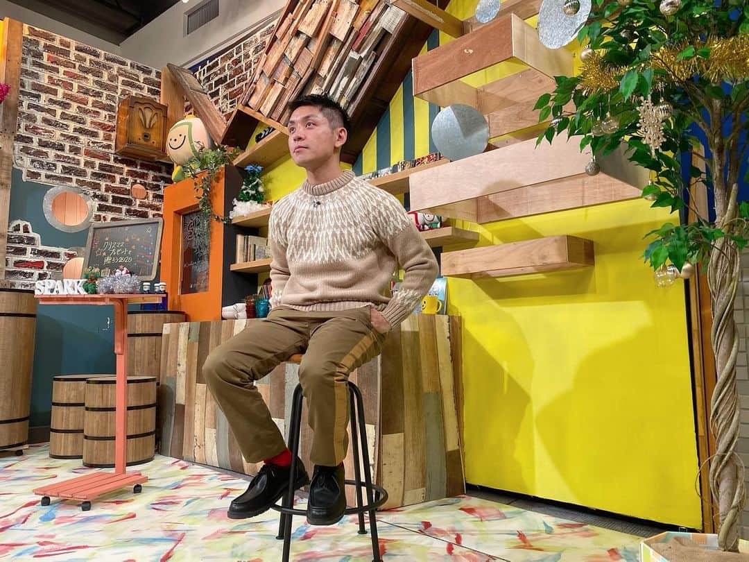 のインスタグラム：「イスがあったら座りたい。 だって人間だもの。 #ふじを  #衣装協力  #surplus  #府内5番街  #fashion  #靴下は履くものじゃなくて遊ぶもの #スタイリストさんの言葉丸パクリ #tos  #テレビ大分  #スパーク魂  #日曜日だけはイキらせて #アナウンサー  #藤村晃輝」