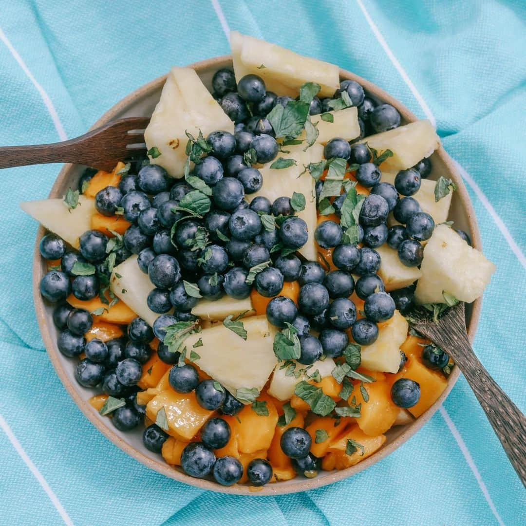 エリザ・マッカートニーさんのインスタグラム写真 - (エリザ・マッカートニーInstagram)「#AD It’s blueberry season which makes me so happy 🫐 Did you know these little super fruits contain higher antioxidant levels than just about every other fruit or vegetable, and last season Kiwis ate a record 8 million punnets of blueberries! I made this super easy and delicious blueberry fruit salad, the recipe is below if you want to try it:  250g fresh blueberries   1 mango, sliced into cubes   ½ pineapple, sliced into small pieces   Handful of mint, chopped      Add all of the ingredients to a bowl and mix well to combine. For more blueberry inspiration follow my friends @blueberriesnz #blueberriesnz」12月16日 13時44分 - eliza_mac_