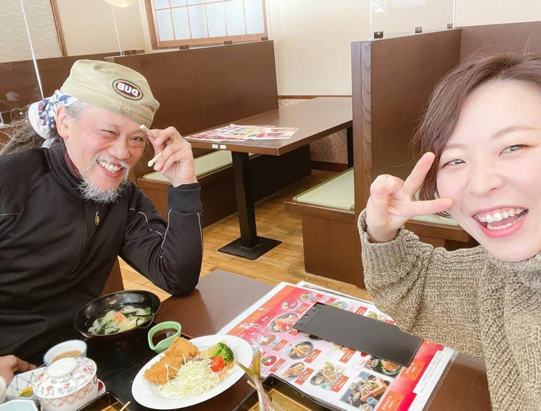 津久井智子のインスタグラム：「Welcome to ATAMI 🙂 Mr.Knotty! 連絡もらって久しぶりの再会嬉しくて、山を駆け下りましたw アジフライフライご馳走になっちゃった😽」