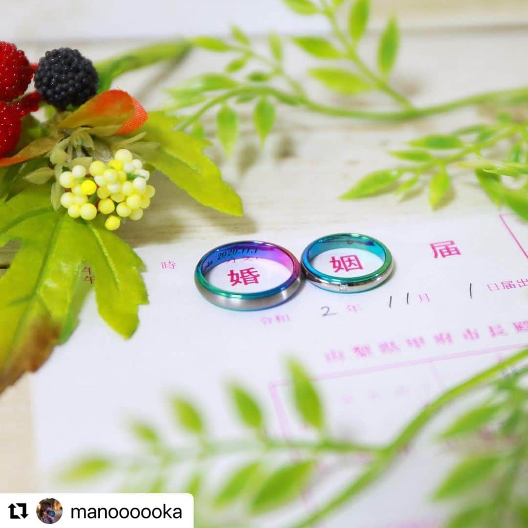SORA ≪SORA表参道の公式アカウント≫のインスタグラム：「. ぜひ『 #結婚指輪sora 』のハッシュタグを入れて お写真を投稿してくださいね＊*  みなさんの素敵なご投稿は、 SORAの公式アカウントでご紹介いたします！  本日は @manoooooka さまのご投稿をご紹介します♪  ･:*+.･:*+.･:*+.･:*+.･:*+.･:*･:  2020.11.1 💍✨ 私事ですが、本日結婚いたしました🙋‍♀️  指輪はSORAです☺️  SNSで見かけて一目惚れして、 結婚どころかお一人様のときから 絶対に指輪はコレ！💍と決めていたら 夫と意見があったので、 お互いの好きなカラーで作ってもらいました💫  （私が）わんぱくすぎて早速傷つけたけど、 明日からは丁寧に扱おうと思います…😂  ･:*+.･:*+.･:*+.･:*+.･:*+.･:*･:  素敵なご投稿をありがとうござました＊  #結婚指輪 #婚約指輪 #表参道 #オーダーメイド #オーダーメイドリング #オーダーメイドジュエリー #金属アレルギー #金属アレルギー対応  #レアメタル #鍛造 #結婚指輪探し  #マリッジリング #エンゲージリング #ブライダル #ウェディング #プレ花嫁 #bridal #wedding #jewelry #creative #design #japaneseart #madeinjapan #2021wedding #2021春婚 #2021夏婚 #ジルコニウム #ジルコニウムカラー」