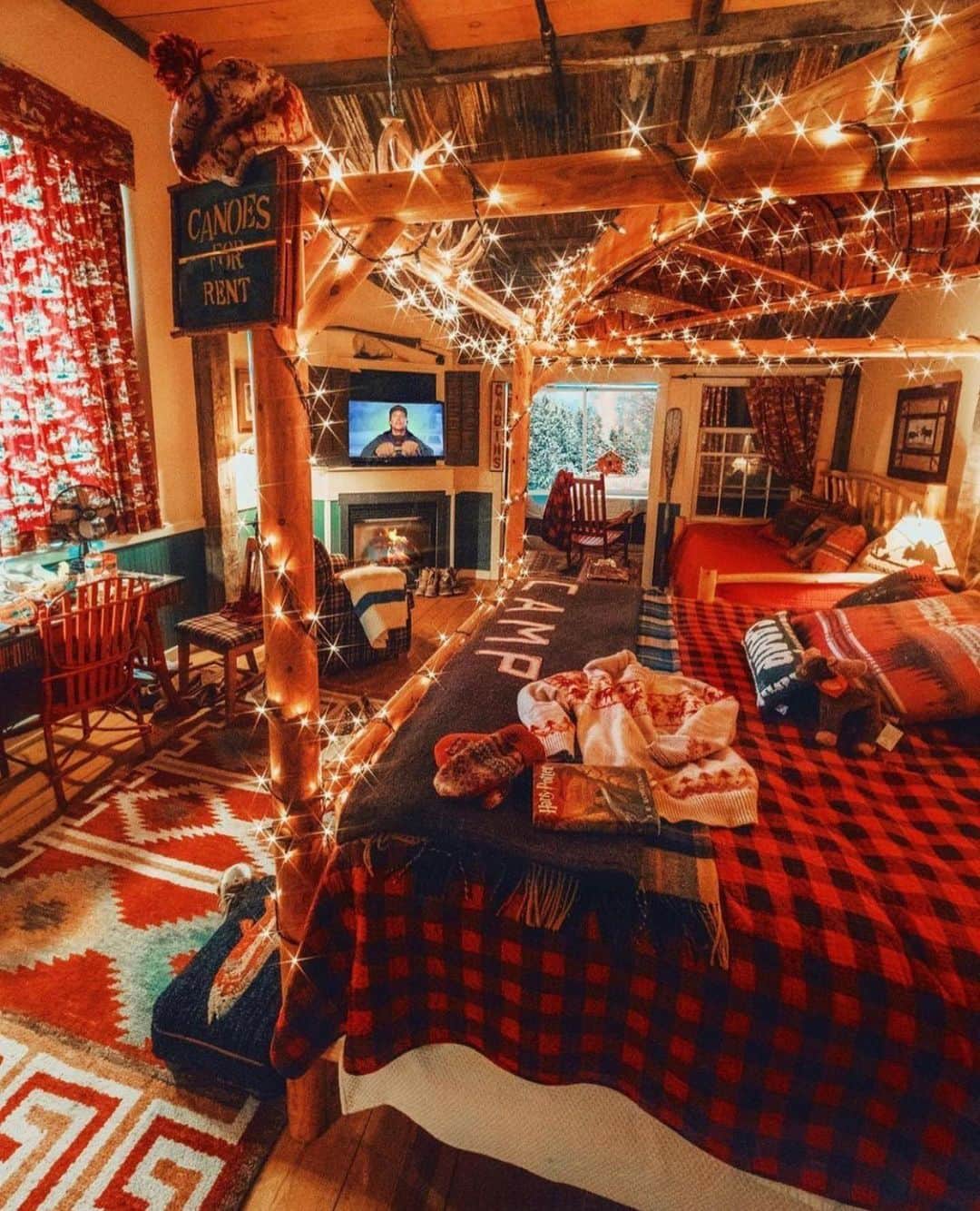 Crazy Roomsのインスタグラム：「Cozy cabin vibes by @kjp ✨」