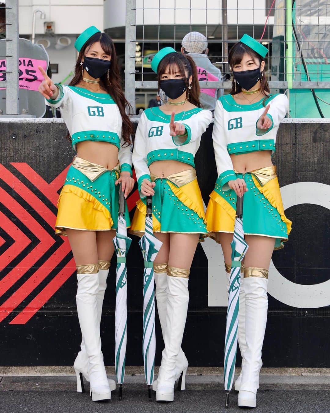熊林保奈美のインスタグラム：「* . コスチュームGPにて 私たち埼玉トヨペットサポーターズに 投票頂いた皆様ありがとうございました！😌  残念ながらファイナルには進めませんでしたが、 とってぃを中心に3人で意見を出し合って 作って頂いたこのコスチューム、 皆様の記憶に残っててほしいなぁ☺️💚  この衣装を着る事ができて本当に幸せでした！ . . * #埼玉トヨペット #埼玉トヨペットgreenbrave #GreenBrave #埼玉トヨペットサポーターズ  #レースクイーン #RQ #熊林保奈美 #道産子 #Japanesegirl #paddokgirls #pitgirl #instalike #맞팔」