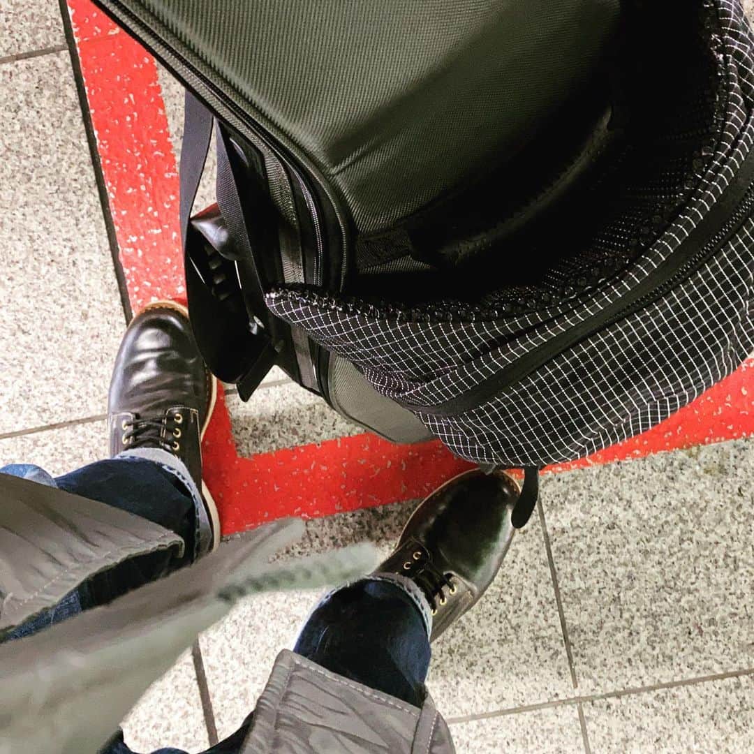浅田信一のインスタグラム：「仙台駅のホームより  仙台ありがとう。 東京以外で歌うのはまる一年振りだった。 やっぱり旅っていいな。 早くまた普通に旅ができる日々が戻ってきますように。」
