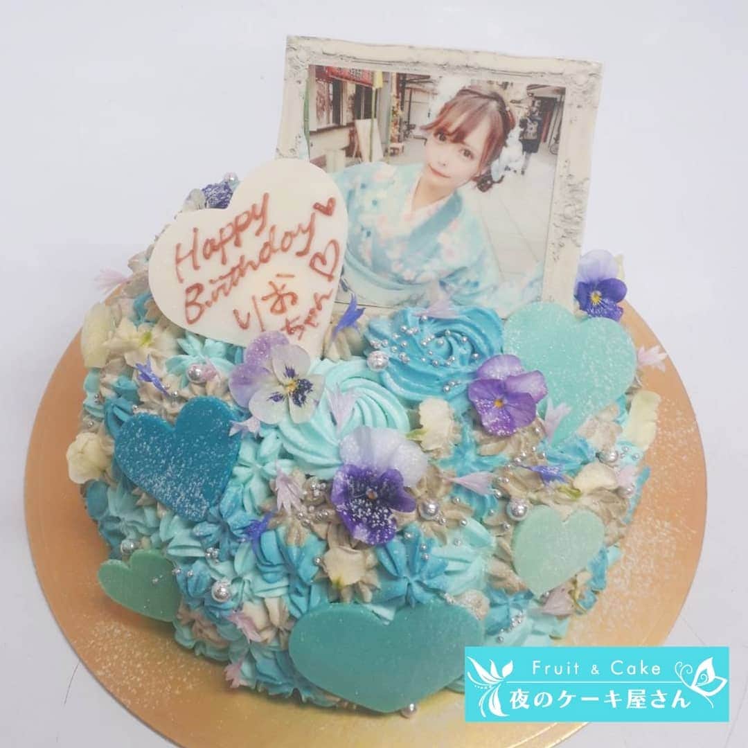 のインスタグラム：「りおちゃん💙 @rio_mizuiro  #水色向上委員会  : りおちゃんケーキは水色いっぱい❄✨💙 : 実はクリスマス用のオーダーケーキも頼んでくれていて⛄どんなケーキにしようかずっと考えています❄⛄🎄✨ : #一週間水色向上委員会  : #夜のケーキ屋さん#オーダーケーキ#写真ケーキ : 通常は前日まで予約を承れますが、クリスマス期間(12月23日～27日)のオーダーメイドケーキの予約は、12月21日が締め切りとなります🎂⚠ また1月8日以降の予約は、12月30日より承ります👸💕」