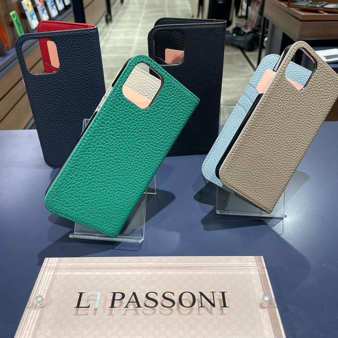 のインスタグラム：「. LORNA PASSONI   お待たせ致しました😇 iPhone12シリーズ入荷しました✨ プレゼントにぜひ‼️  #hankyu_vintagerevival #hankyumens #tokyo #阪急メンズ東京 #東京 #有楽町 #fox #follow #followme #LORNAPASSONI #ロルナパッソーニ #iPhone #iPhone12 #case #bicolor #牛皮 #cute #design #クリスマス #オシャレ #cute #pretty #プレゼント #gift #black #Green #Blue #mini #pro #max」