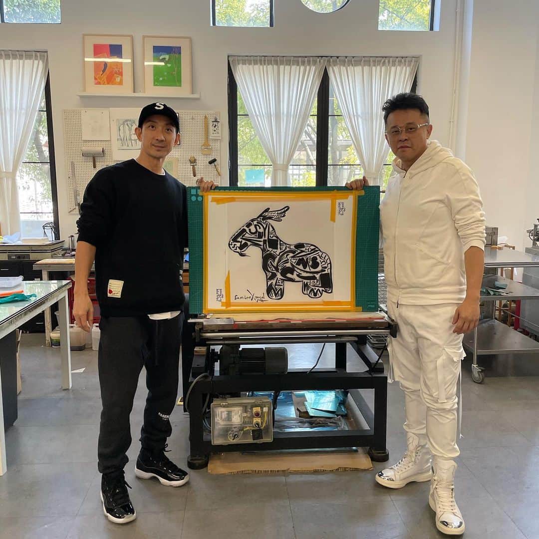 サム・リーのインスタグラム：「￼今天為了Simon Ma x Sam Lee的跨界合作系列SML作品￼製作進行中 期￼待￼￼25號I’M DC的展覽 @simonma_official」