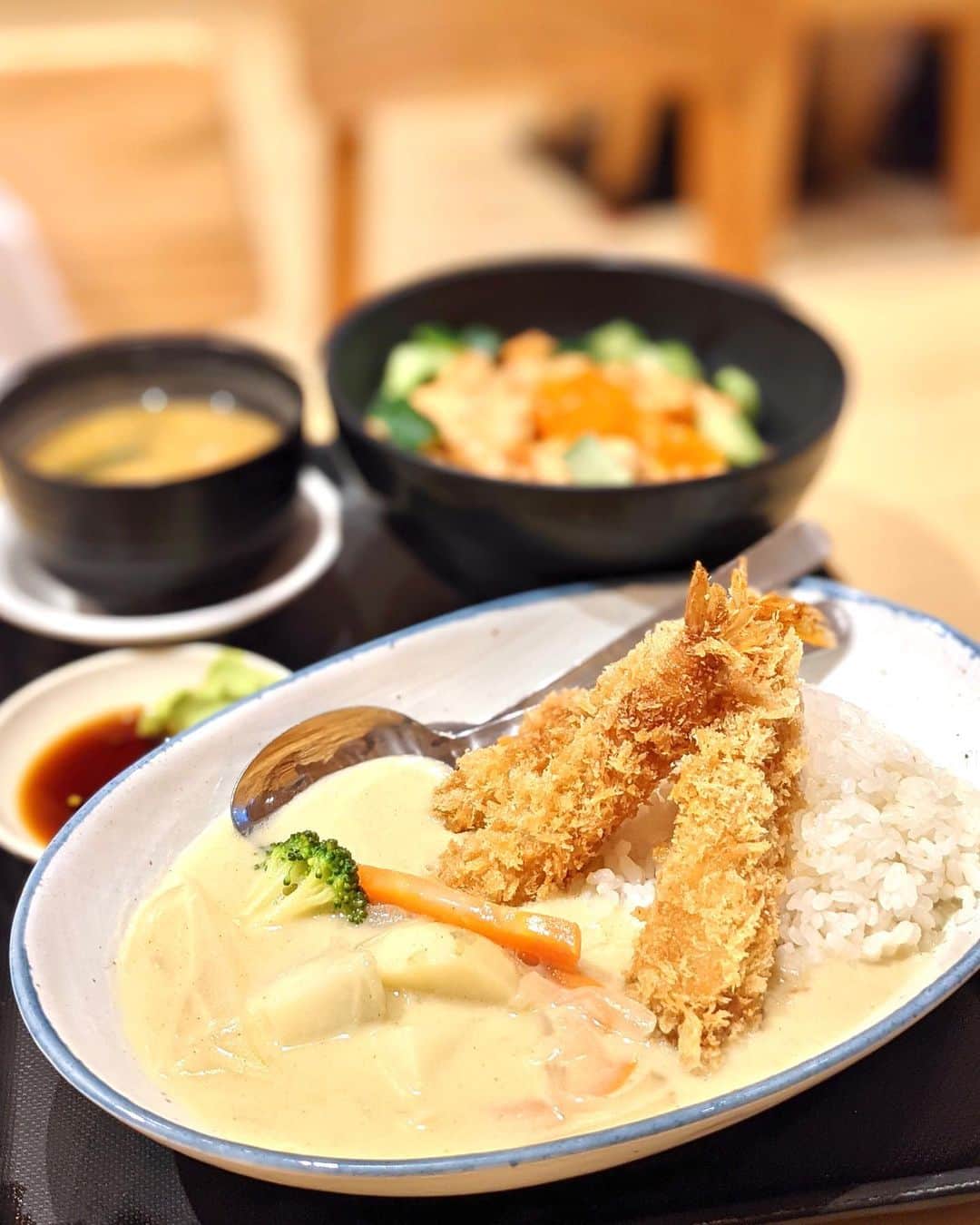 Li Tian の雑貨屋のインスタグラム：「Hopped past @hokkaidoyasg and decided to give it a try since there was no queue. Both the Ebi Katsu White Curry Rice and Salmon Mentai Don were reasonably priced around $10 and tasted delicious but would be great if it comes as a set with miso soup just like what typical Japanese shokudo would do   • • • #sgeats #singapore #local #best #delicious #food #igsg #sgig #exploresingapore #eat #sgfoodies #gourmet #yummy #yum #sgfood #foodsg #burpple #beautifulcuisines #bonappetit #instagood  #eatlocal #vivocity #delicious #sgrestaurant #japanese #日本料理」
